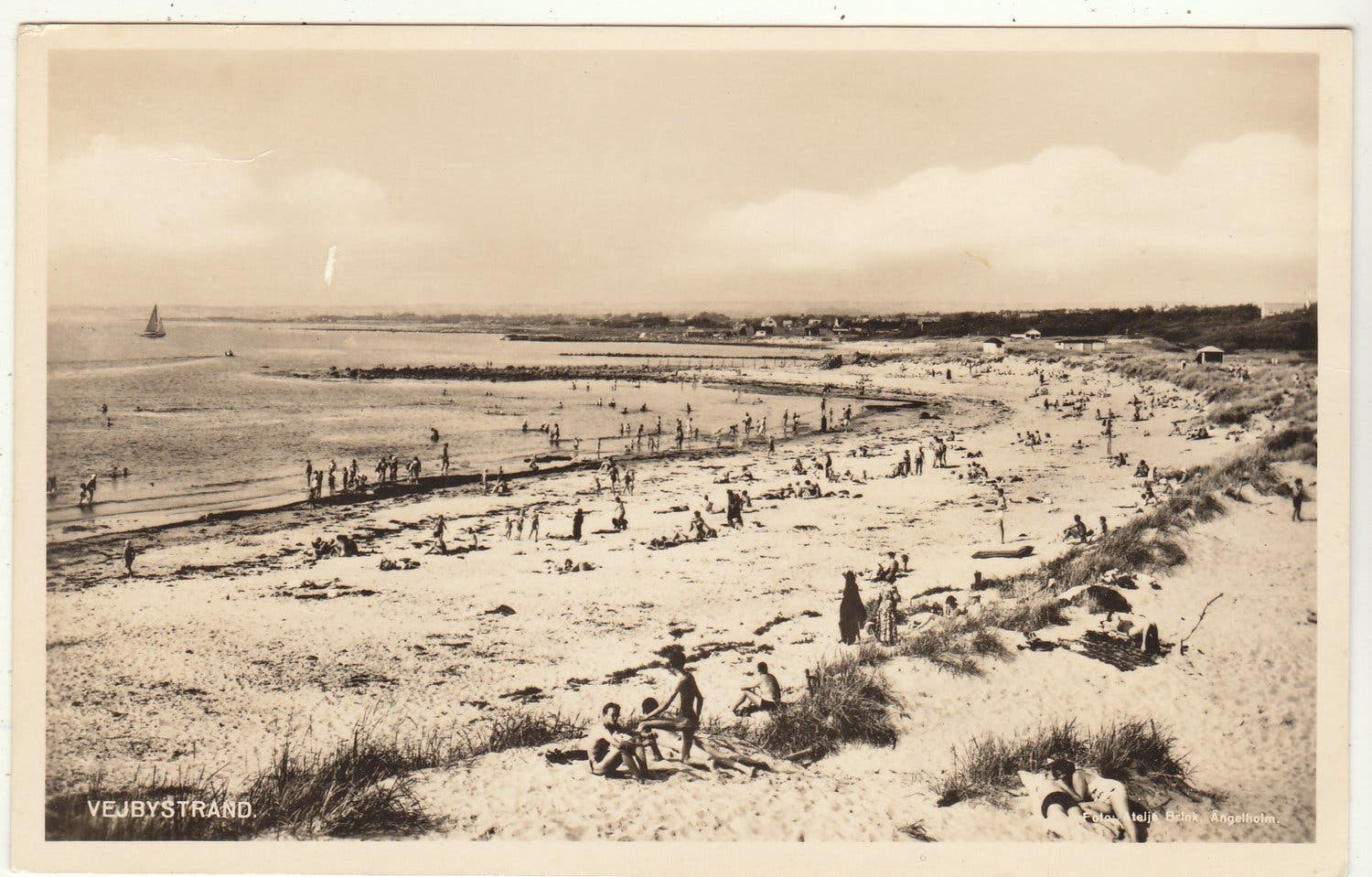 Historiskt vykort över badstranden i Vejbystrand
